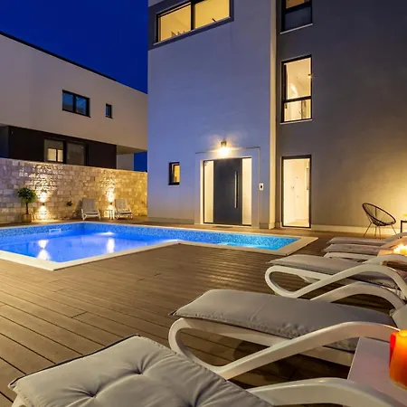 Hermiona Luxury, Heated Private Pool, Elevator, Jacuzzi